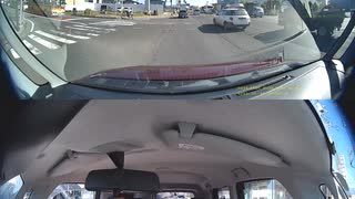 めっちゃ白煙を出している自動車①