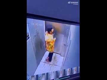 ホモと見るエレベーターの中でジョギングしてぶっ壊す女