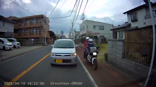 オレンジ色の舗装は、路肩ですね？