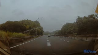 合流先の左車線後方より灰色フィット接近中を確認したので、速度を落としてタイミングを調整した