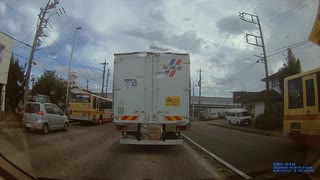 青信号になったので進もうとしたら、横のコンビニからジジイ運転の車が出てきて、強引に横断した。高齢者マークはないが、見た目は老人だった