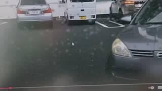 狭いコンビニ内でバックで事故