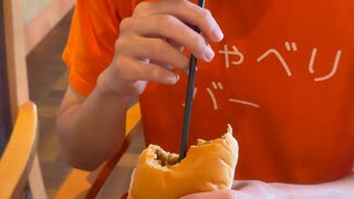ストローで焼きそばパン吸って食べるやつ　ＶＬＯＧ　面白い人間　爆笑　おもしろ動画　天才の特徴　愛知県の人間国宝　名古屋の秀才　芸能人　有名人　人気者　コッペパン　コッペ田島　吸う　可愛い男子　30代