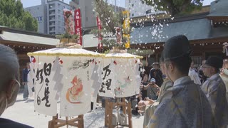 博多どんたく港まつりの起源「博多松囃子」　傘鉾に神を招き入れる「御神入れ」　福岡市の櫛田神社で