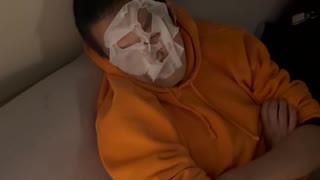 顔パックしたまま寝落ちした３６歳　天才の生き様　おもしろ人間　ギャグみたいな生き方　おもしろ動画　寝ながらスキンケア　ソファで寝る　爆睡　全身オレンジ色の服装　ファッションコーディネート　メンズ　男性