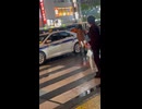 タクシー蹴る女