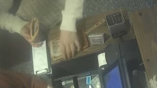 カメラが捉えた"無銭飲食"の手口　レジで代金2万円をトレーに置き韓国語で小銭の両替要求→店員対応中に2万円を手にして退店