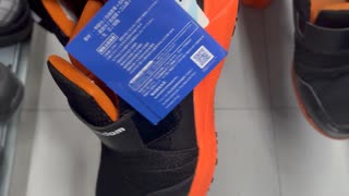 ワークマンで靴を買うＶＬＯＧ　オレンジ色のシューズを購入　おすすめ　丈夫な　雨に濡れても乾きやすい　人気　全身オレンジ色の男　坊主　名古屋　ファッション　メンズ　コーディネート　おしゃれ　栄　生き様