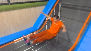 楽しそうな大人を発見　トランプリンで遊ぶ30代　面白い　おもしろ動画　運動神経悪い芸人　運動音痴　下手くそ　失敗　恥晒し　人間国宝　スポーツ　ジャンプラボ四日市　アスレチック　三重県　観光地　旅行先