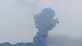 ある日の桜島（その４２７）＜ここ数日元気すぎる桜島～令和７年５月18日午前10時～午後３時の間に撮れた噴煙＞