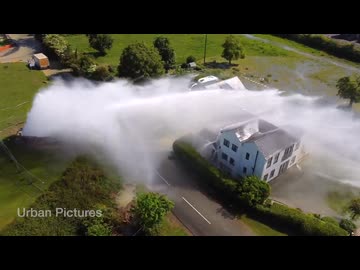 ホモと見る水道管が破裂して水浸しになった家