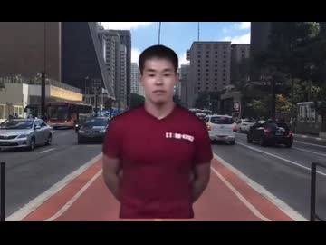 道路のド真ん中でインタビューを受ける先輩