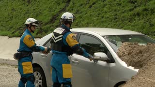 地震で道路が寸断された想定　取り残された人の救助と道路の復旧訓練を