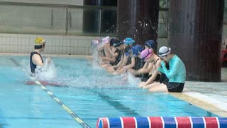 繁華街で水泳の授業！？小学校の水泳授業「民間委託」が本格スタート　温水プールでインストラクターが泳力別指導　担任は安全確認に集中　コスト・天候面のメリットも