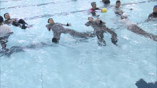 福岡市で小学校教職員対象に着衣泳の体験講習　浮き具の代わりとなるペットボトルを投げる救助方法を体験