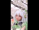 微かな芳香が先に届き□ その後、白髪のエルフが現れ□