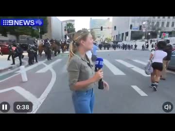 ホモと見る取材中にロス市警にゴム弾で撃たれるレポーター