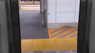 JR東日本E231系500番台　中央・総武線 東中野駅　ドア閉
