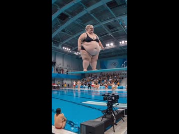 ホモと見る飛び込んでプールを破壊するクソデブ女
