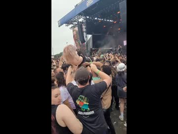 ホモと見る胴上げで最前線まで運んでもらうバンギャ