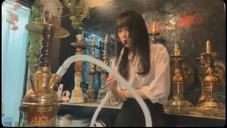 【シーシャは酸素てゃ】黒髪ロングの美人さん□何やら珍しいモノを吸ってますが水パイプ(シーシャ)という喫煙具を使用する喫煙方法だそうで【ニコ生】