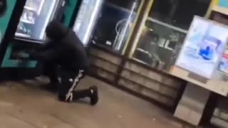 ホモと見る自販機を爆破してジュースを手に入れる移民
