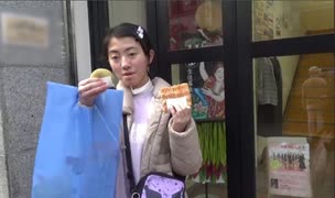 【奈良：もちいどの商店街】食べ歩きをするあい♥ハニーマスタードのからあげ、梅ざらめのおせんべいを食べました!!