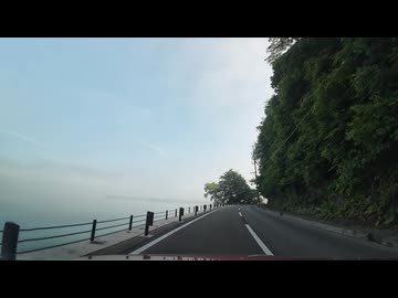 ドライブスポット　青森県　十和田湖沿いの道　霧がかった湖面を左手に　2024　0615