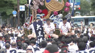 舁き山笠が期間中唯一天神地区に入る「集団山笠見せ」政財界の関係者が台上がり