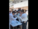 恐怖の未来？ 中国で今、住民がズラ〜〜っと並んでいるのは……何と‼️HIV検査の為　政府の担当者が戸別訪問で「検査しろ！」と迫る姿が目撃されており、拒否すれば… 　公共交通NG　子供の学校登校もダメ❗