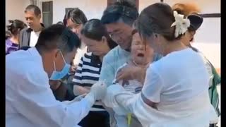 恐怖の未来？ 中国で今、住民がズラ〜〜っと並んでいるのは……何と‼️HIV検査の為　政府の担当者が戸別訪問で「検査しろ！」と迫る姿が目撃されており、拒否すれば… 　公共交通NG　子供の学校登校もダメ❗