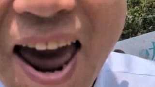 ホモと見る政治家に抗議したらスマホを喰われてしまう男