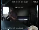 ホモと見るスマホに夢中になって事故る黒人