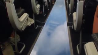 ホモと見る床がガラスになっている飛行機