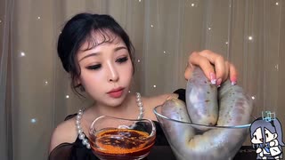 ホモと見る謎の物体を喰らう女配信者