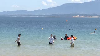 「いいお休みになりました」海の日、各地で夏のにぎわい　海水浴・流しそうめん　カピパラも冷泉浴