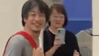 ホモと見るファンに囲まれアイドルみたいになるひろゆき