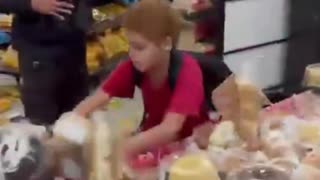 ホモと見るスーパーの商品を破壊しまくるクソガキ