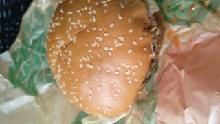 バーガーキングのワッパーチーズを食べる