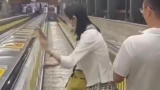 ホモと見るエスカレーターから転がり落ちるスマホ女
