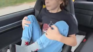 ホモと見る子供が浮かび上がるほど早い車