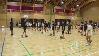 小学生にプロの技を教える　ライジングゼファー　バスケ教室