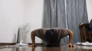 軽い筋トレ　両手腕立て150回＋片手左右1回　腕立て伏せをする　トレーニング風景