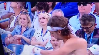 ホモと見るシャツを脱いだテニス選手を狙う女