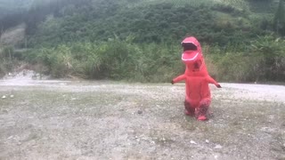 赤い恐竜スーツの組み立て＆野外ダンス＆犬と遊ぶ一部始終□