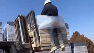 ホモと見る韓国人にいじめられる外国人労働者