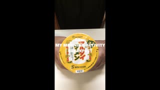 マルタイラーメン縦型カップにどっさりワカメ入れて！卵のせご飯も付いてます