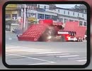 コケるオート三輪とキャビンがパカーンする大型けん引車