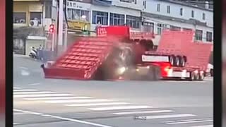 コケるオート三輪とキャビンがパカーンする大型けん引車