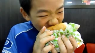 のまさんち「小学生が挑む⇒ 【 トッピング全部 のせ バーガー】 ロッテリア」